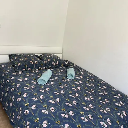 Apartment 100 M De La *